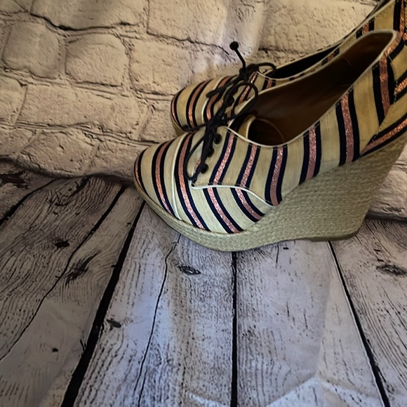 Tabatha Simmons. Wedge “espadrille” style shoe. Size 7. - Picture 3 of 6